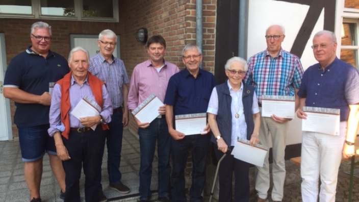 Foto (v.l.) Elmar Kleine Vorsitzender Stadtverband, Werner Lessmnan, Erwin Nowak stellvertr. Vorsitzender Stadtverband, Johannes Kros, Hermann Hullmann, Käthe Menne, Heinrich Krawinkel und Jürgen Schmidt.